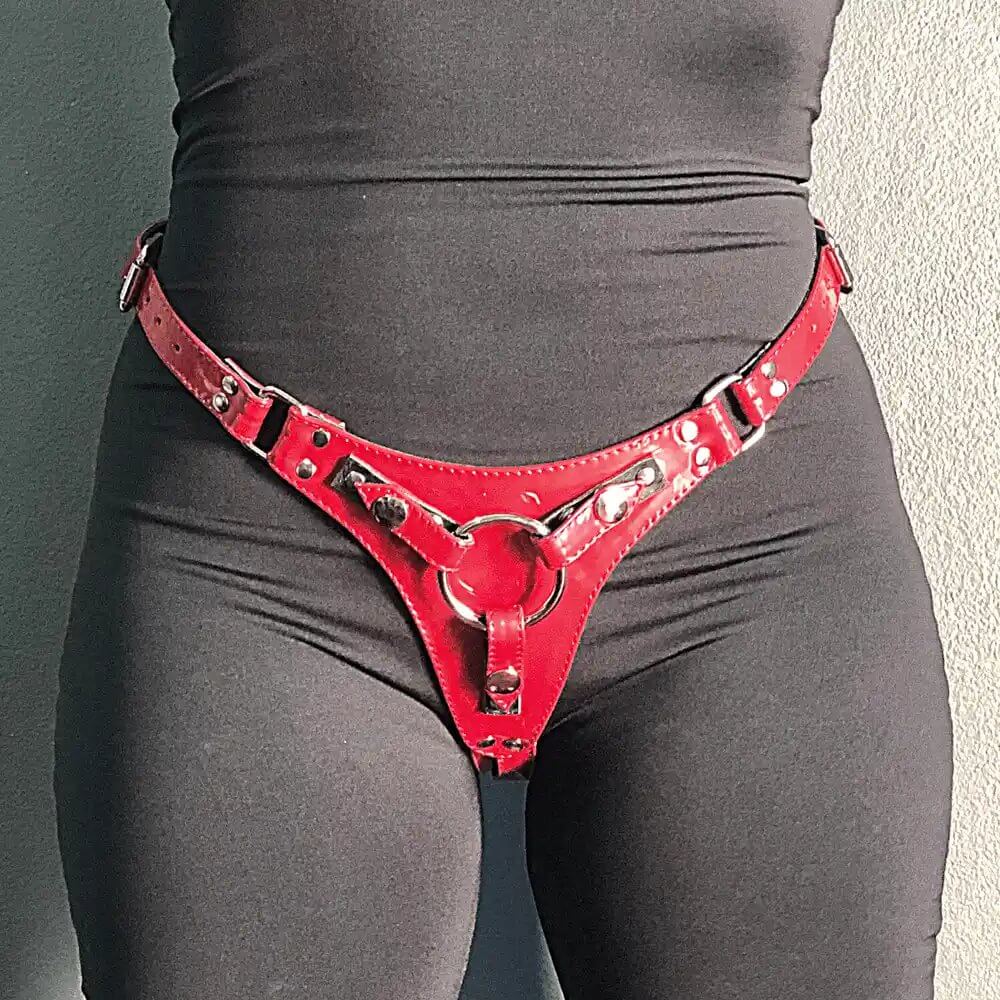 Cintaralho Strapon em Couro Legítimo Vermelho Verniz (para Realçar a Sua  Sensualidade e Desejo)