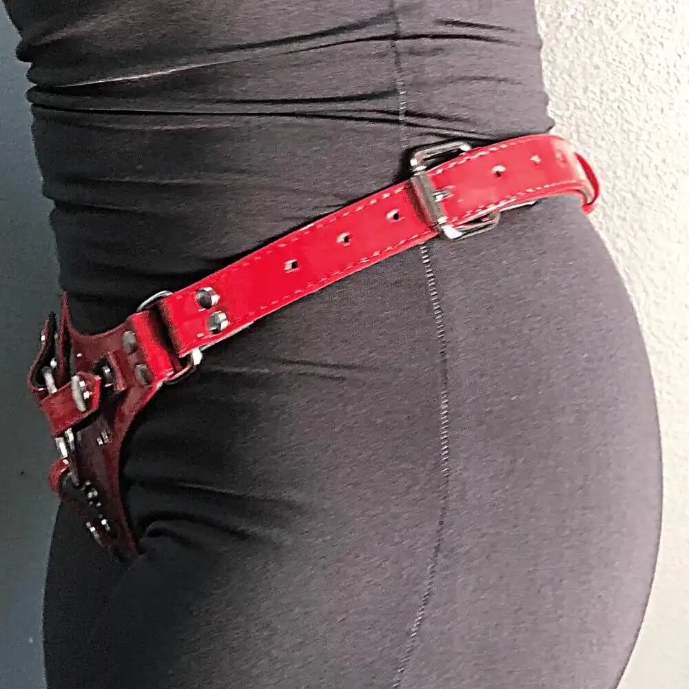 Cintaralho Strapon em Couro Legítimo Vermelho Verniz (para Realçar a Sua  Sensualidade e Desejo)